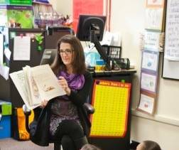 Megan Freudigmann reading to Elementary students (photo)